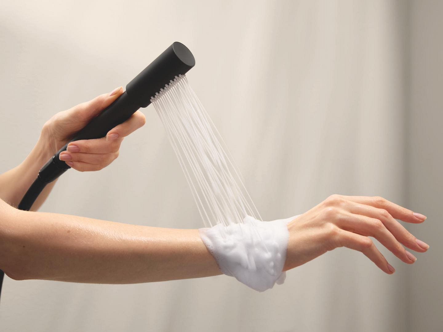 Душевая лейка GROHE Purefoam — это пышная бархатистая пена для роскошного и нежного очищения кожи.