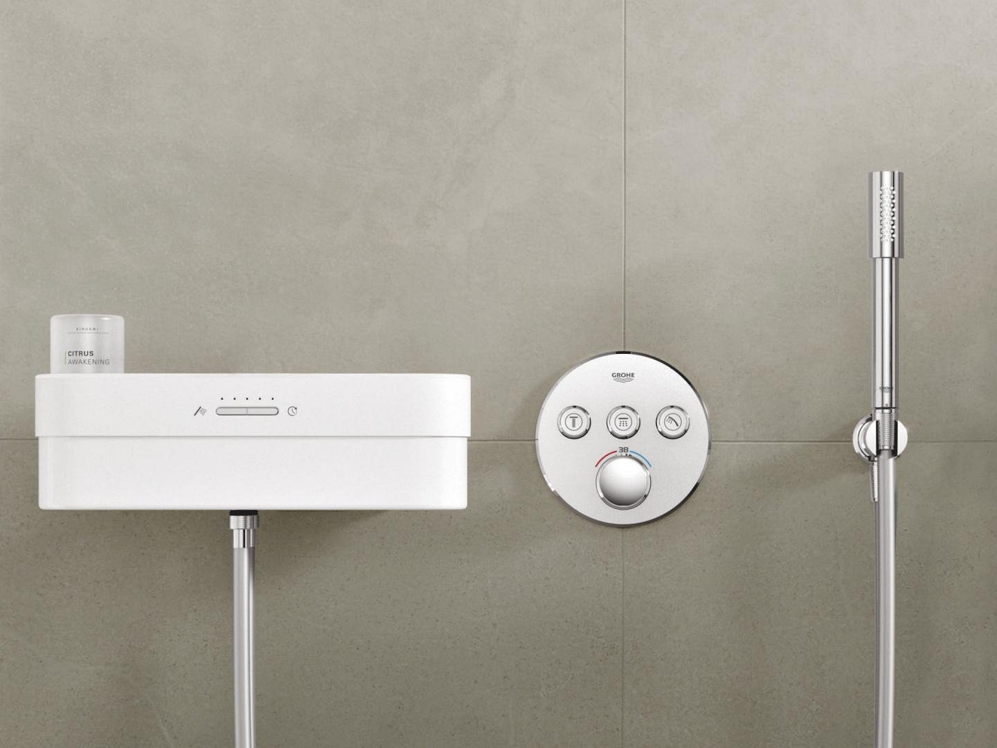 Элегантное устройство GROHE Purefoam в белом цвете с хромированной душевой лейкой.