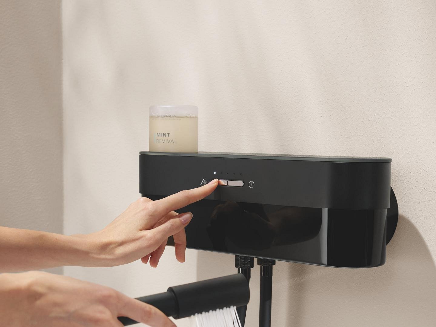 Элегантное и функциональное устройство GROHE Purefoam в черном цвете с интуитивно понятным управлением.
