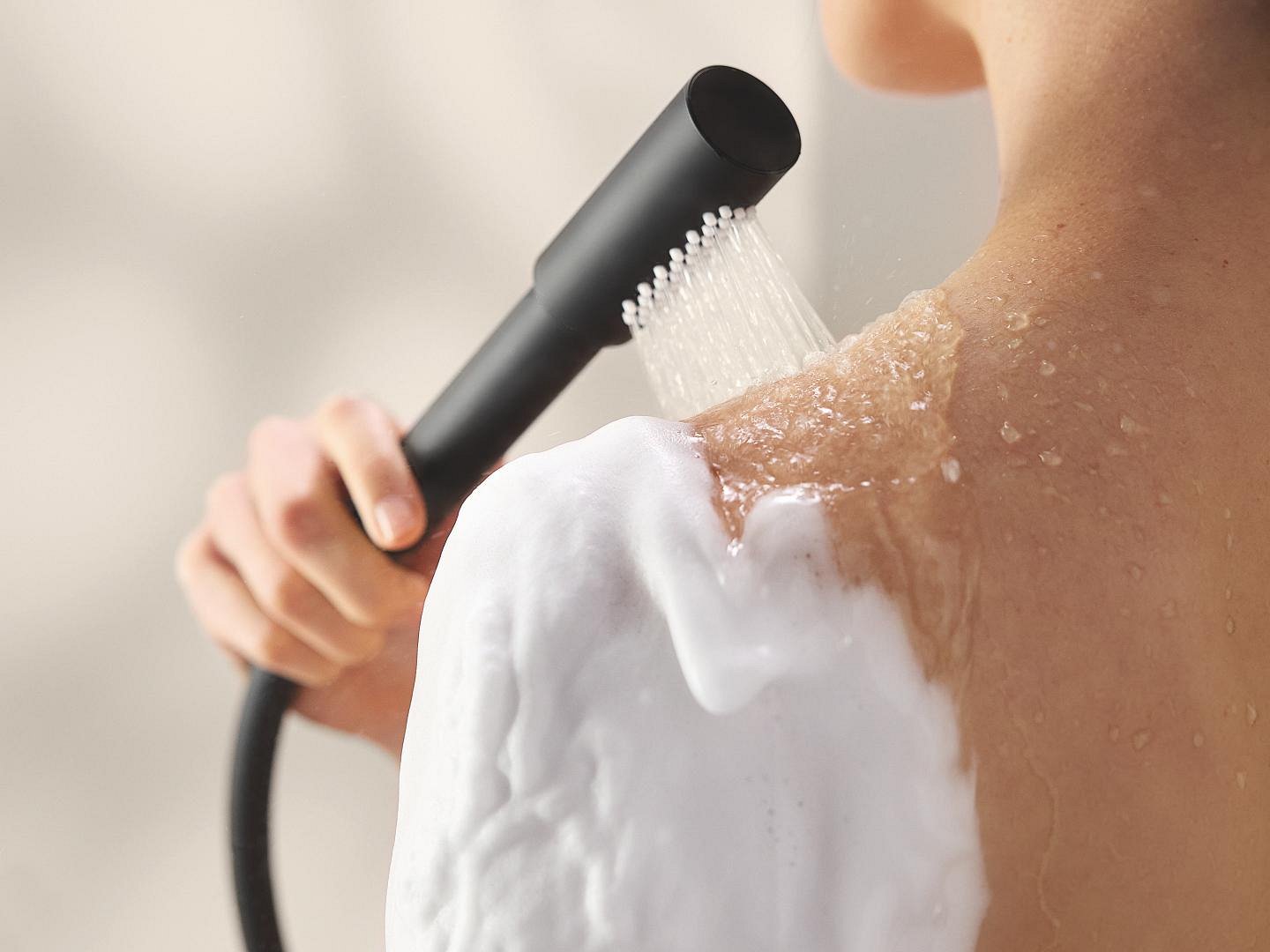 Ручной душ GROHE Purefoam: переключение между водой и пеной одним касанием.