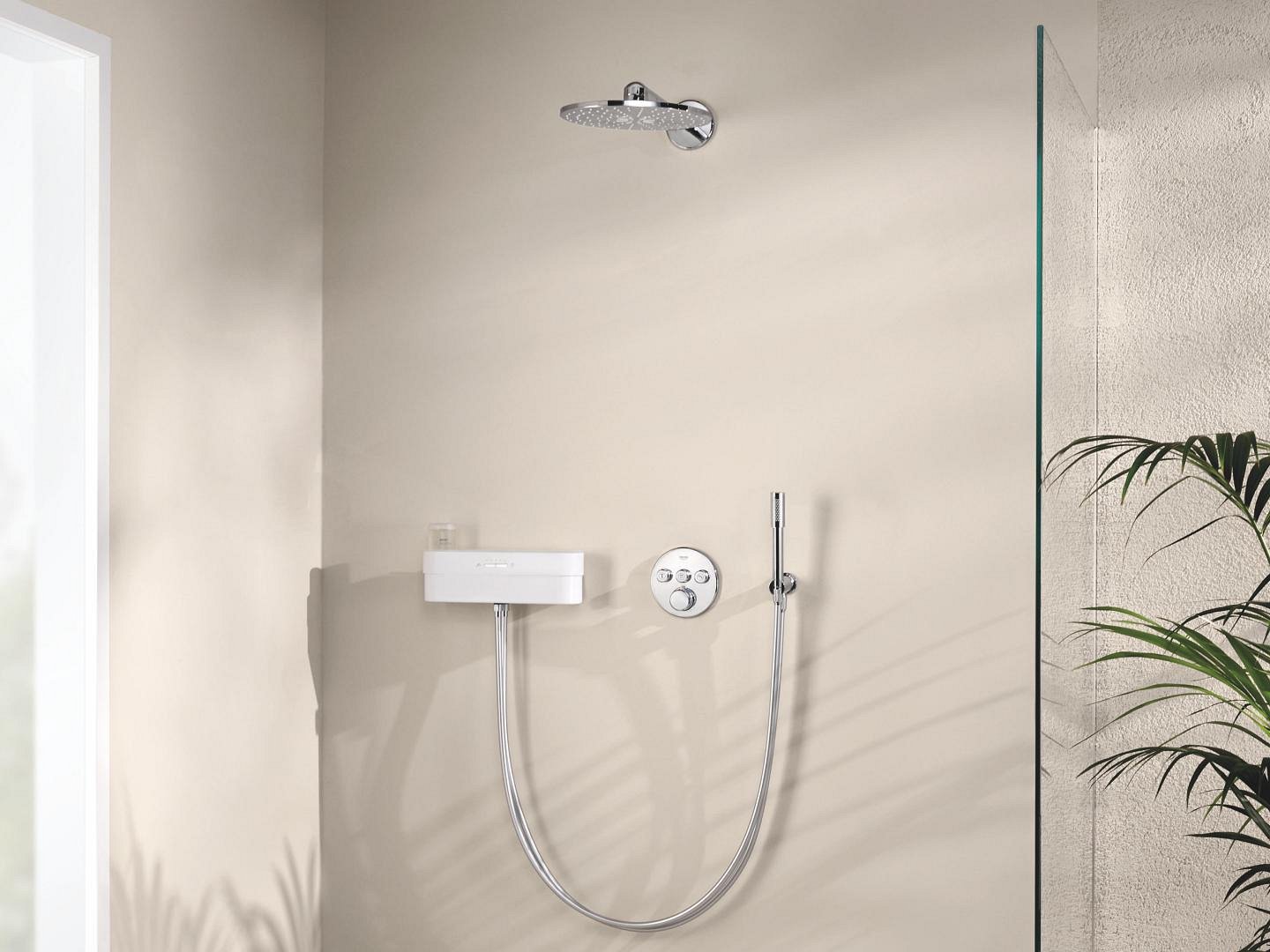 Хромированная душевая система GROHE SmartControl Purefoam скрытого монтажа с минималистичным дизайном включает устройство GROHE Purefoam, набор мыла Kinuami, верхний душ (310 мм) с двумя режимами струи и элегантный ручной душ.