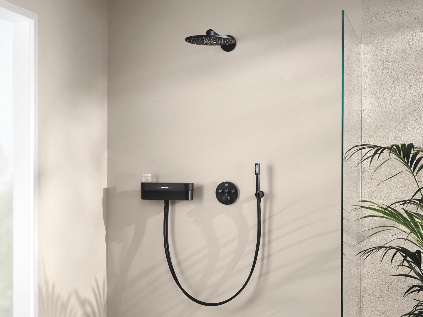 Душевая система скрытого монтажа GROHE SmartControl Purefoam в элегантном черном матовом исполнении — устройство GROHE Purefoam и набор мыла Kinuami.