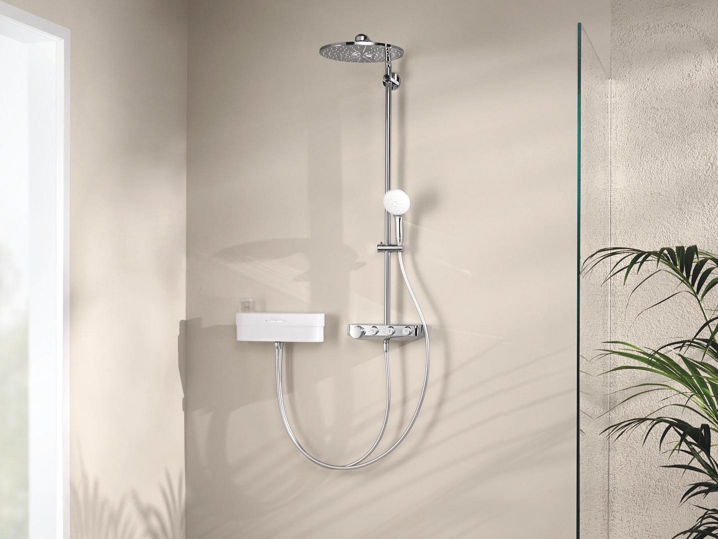 Открытая душевая система GROHE Euphoria Purefoam, включает устройство GROHE Purefoam, набор мыла Kinuami, термостат SmartControl, верхний душ (310 мм) и ручной душ для превосходного очищения.